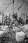 Rik Poot in zijn atelier 1978 • Rik Poot dans son atelier 1978